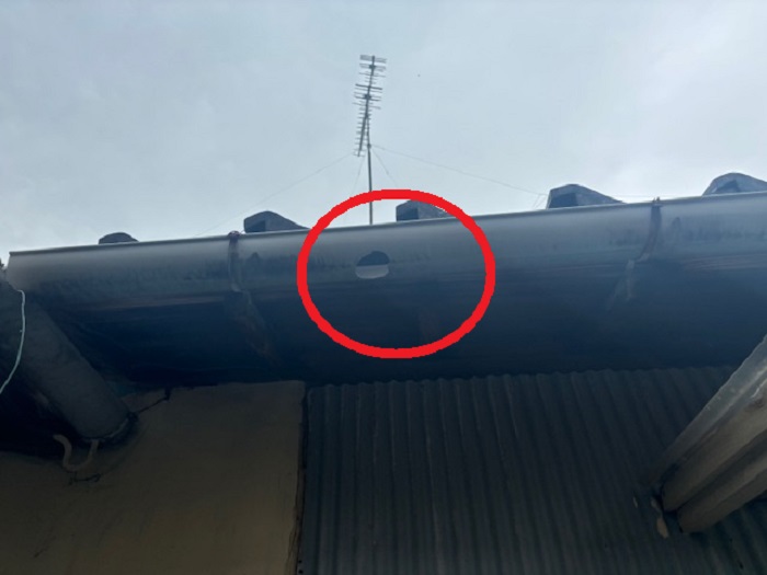 雨樋が破損している様子