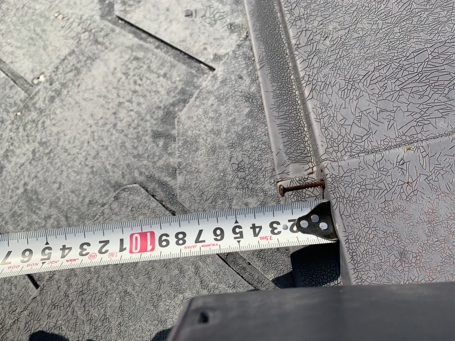 棟板金のビスが浮いている様子