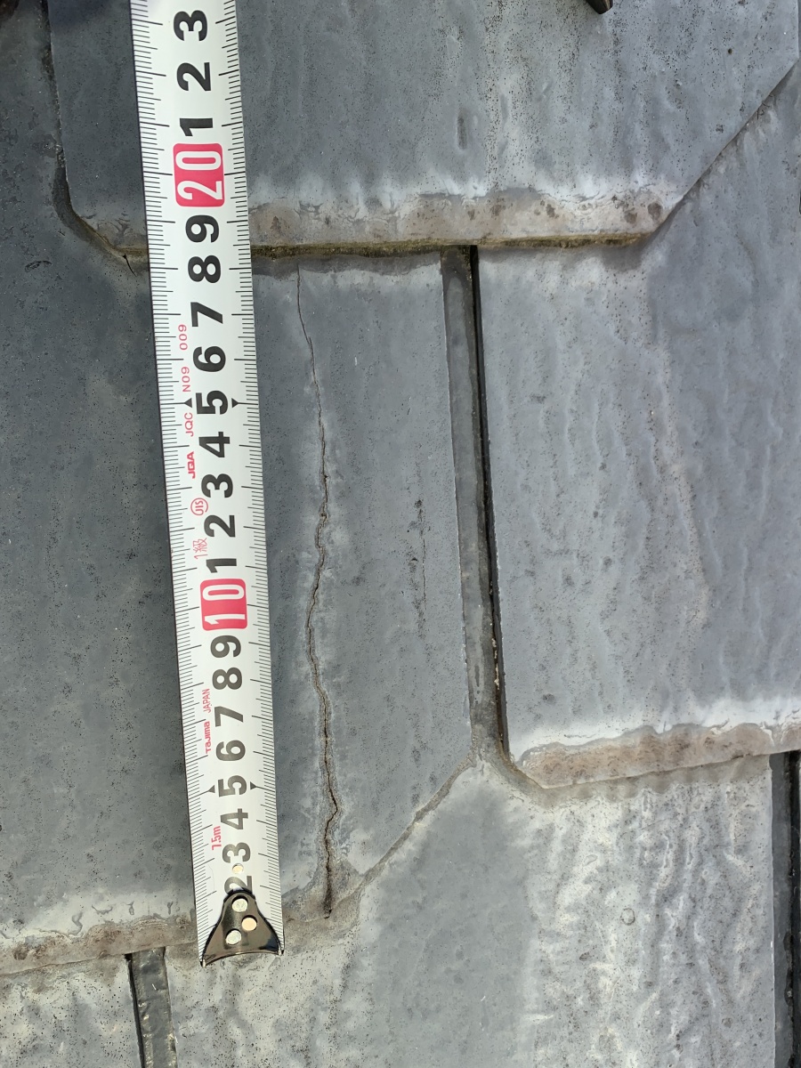 屋根のひび割れの様子