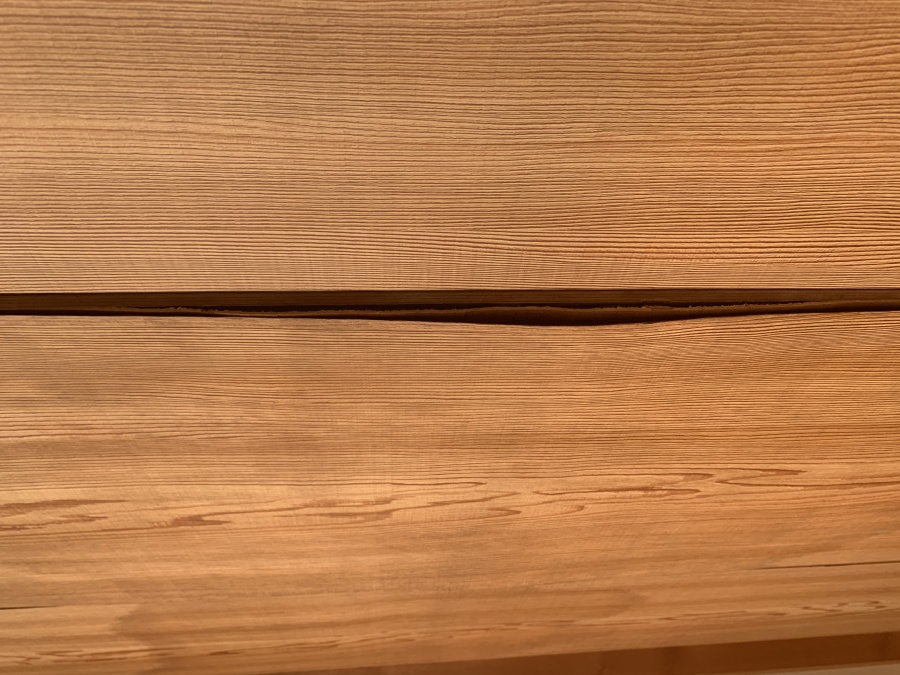 天井が剥がれている様子