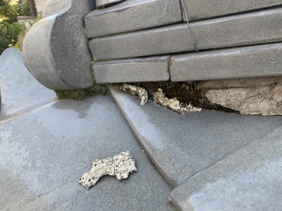 漆喰が剥がれている様子