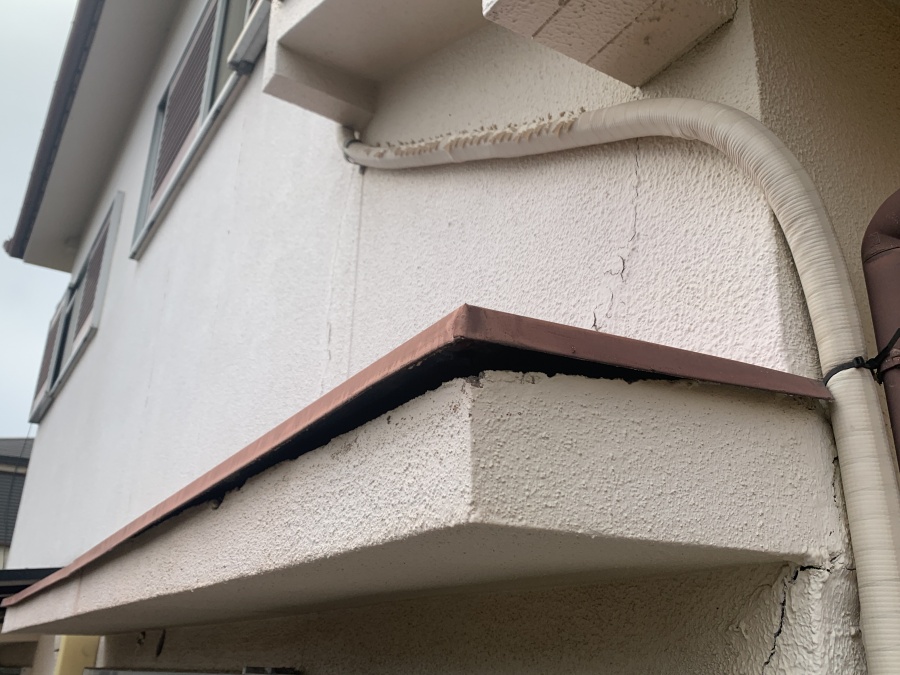 浮き上がった庇板金