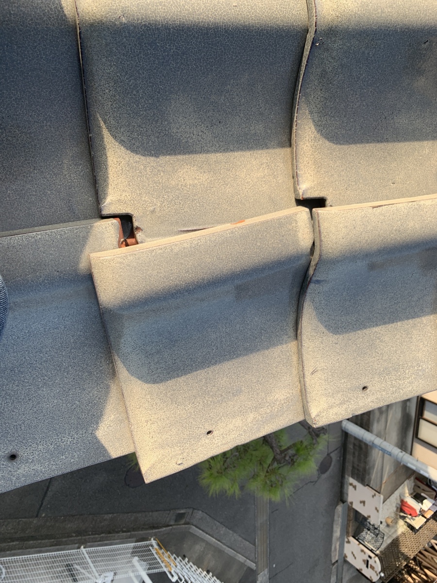 瓦屋根がズレている様子