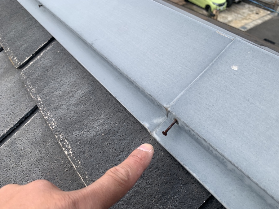 棟板金の釘が浮いている様子