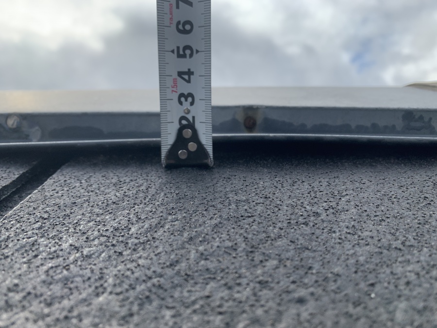 棟板金が浮いている様子