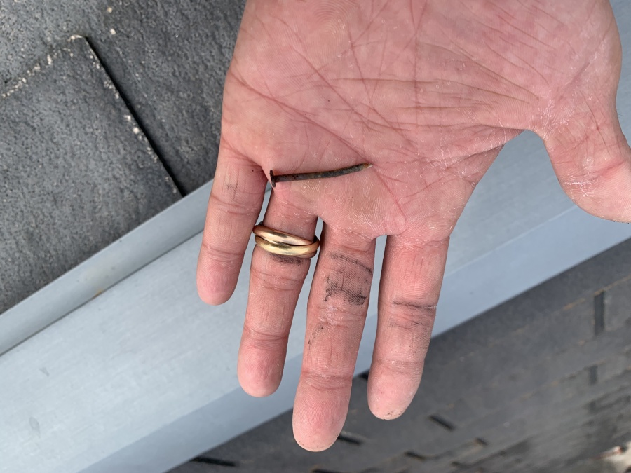 棟板金を固定している釘