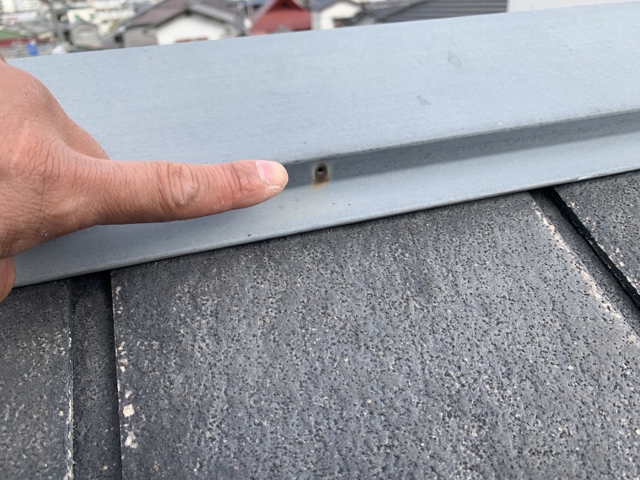 棟板金の釘が抜け落ちている様子