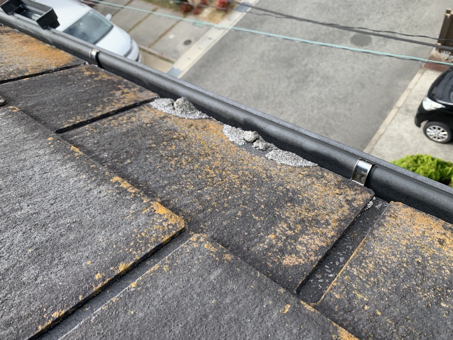 スレート屋根に繁殖している苔