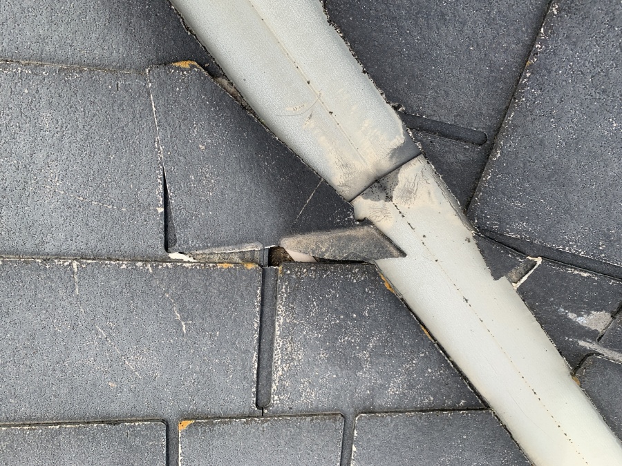 スレート屋根がズレている様子