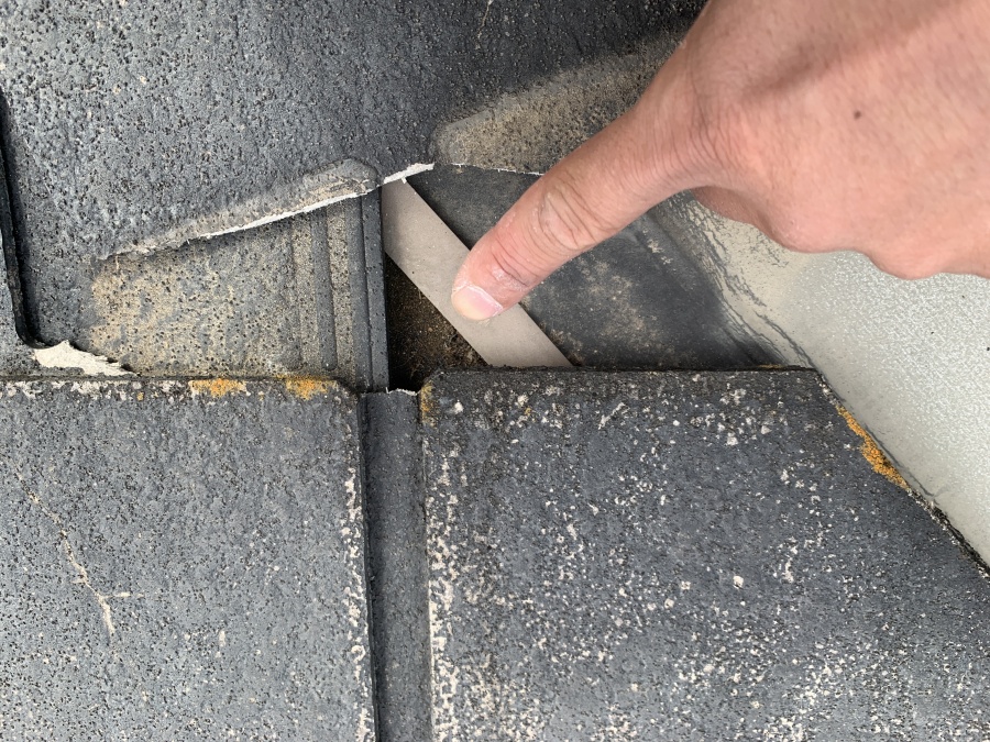 スレート屋根がズレて防水シートが露出している様子