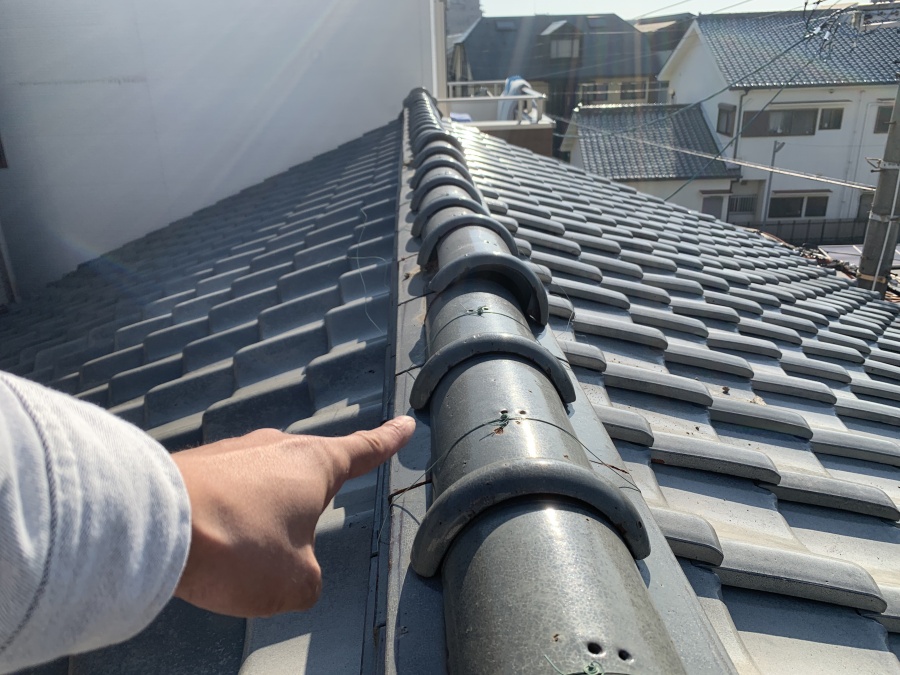 棟瓦がずれている様子
