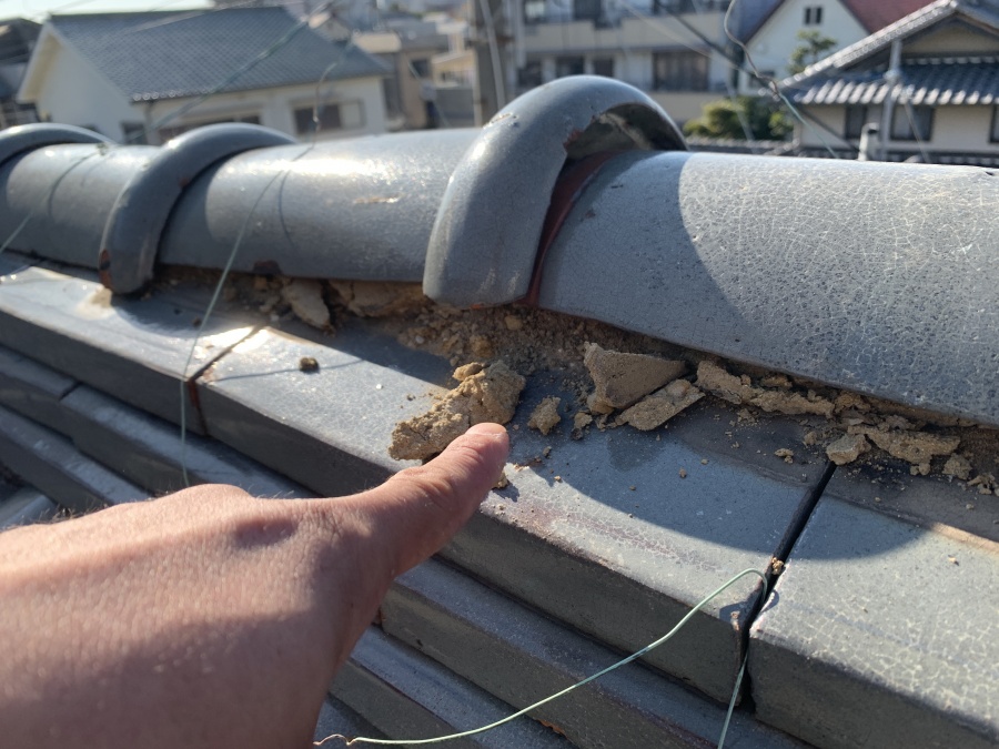 火災保険が適応されやすい台風被害を受けた棟瓦