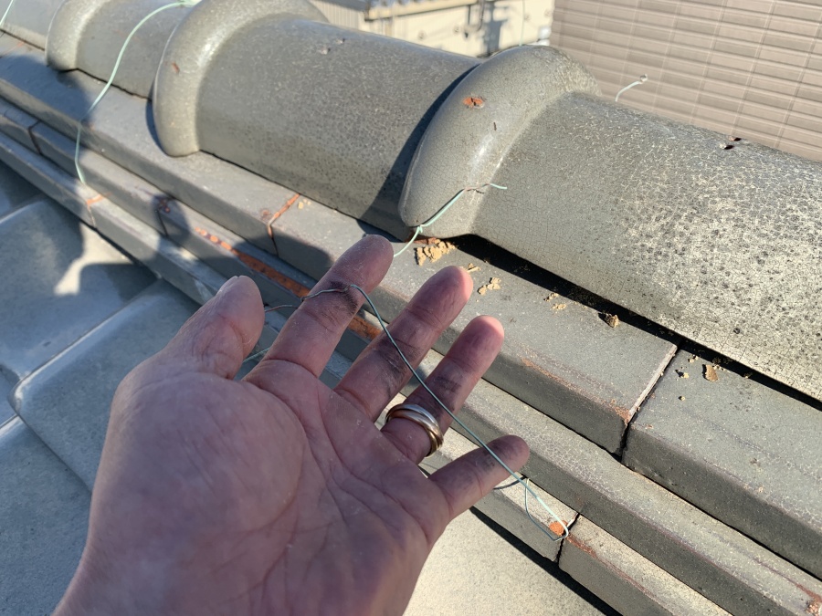 棟瓦を固定している銅線の様子