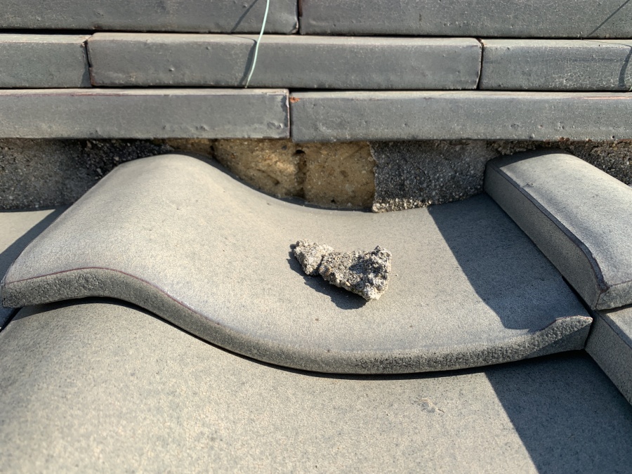 漆喰が剥がれ落ちている様子