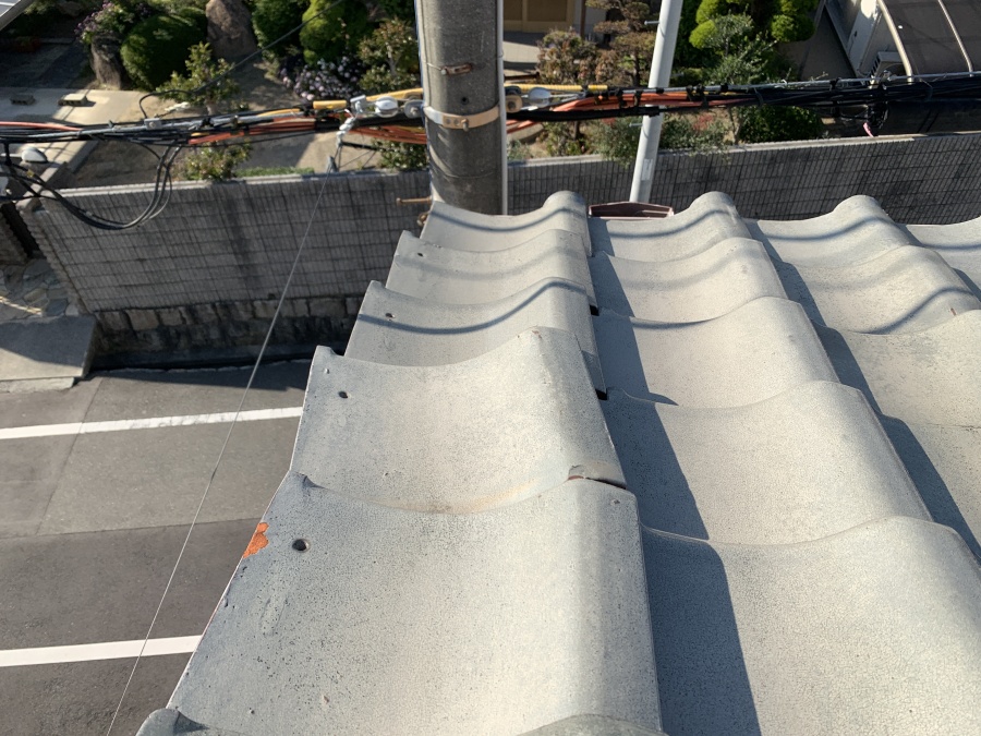 瓦屋根がズレている様子