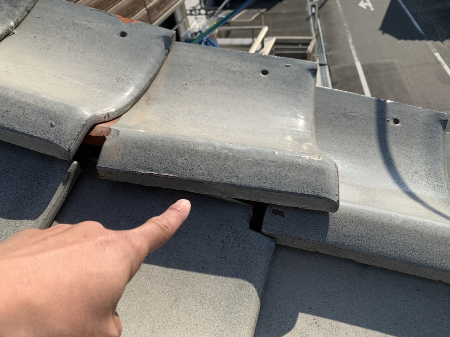 瓦屋根に出来た隙間