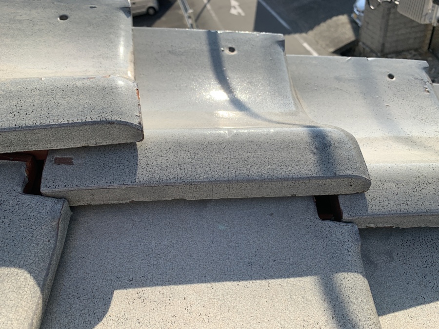 ズレている瓦屋根の様子