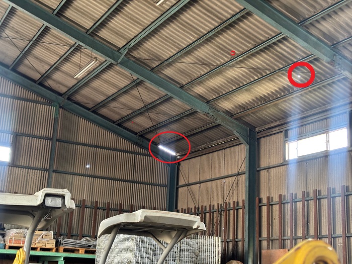 穴の空いたスレート屋根