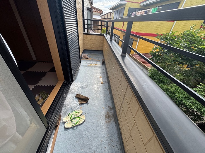 神戸市垂水区で雨漏りで腐食したベランダ床のＦＲＰ防水を改修する前の様子