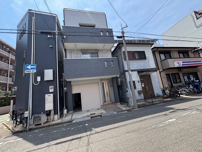 芦屋市で3階建て窯業サイディングの外壁塗装工事を行た後の様子
