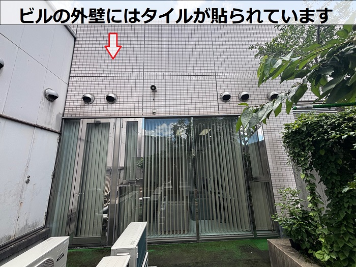 ビルの外壁に貼られたタイル