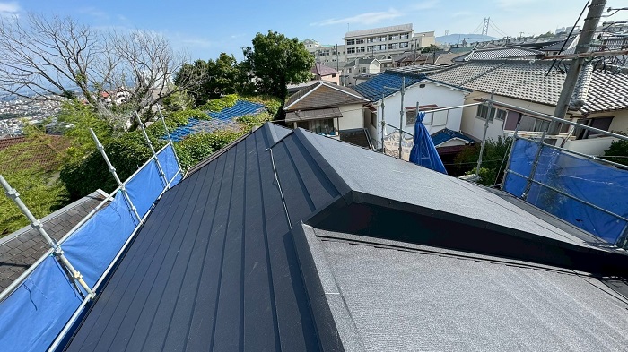 神戸市垂水区でノンアスベスト屋根材の改修工事を行った後の様子