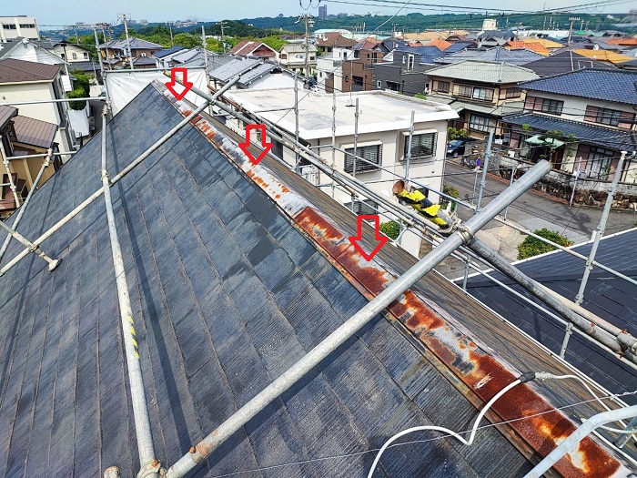 カラーベスト屋根の棟板金を修理する前の様子