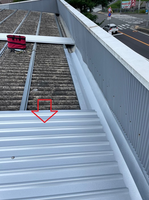 神戸市屋根カバー工事事例　リファインボトムフラット葺き