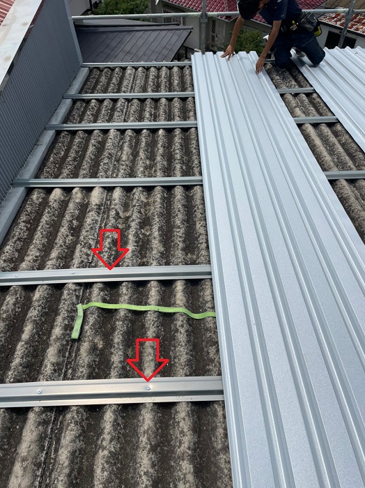 神戸市屋根カバー工事事例　大波スレートへの下地取り付け