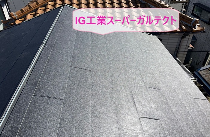加古川市の屋根貼り替えでIG工業スーパーガルテクトを葺いている様子