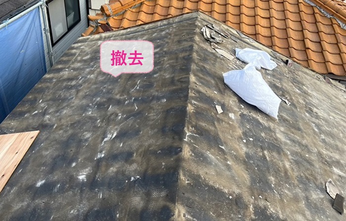 加古川市の屋根貼り替えで既存のノンアスベスト屋根材を撤去している様子