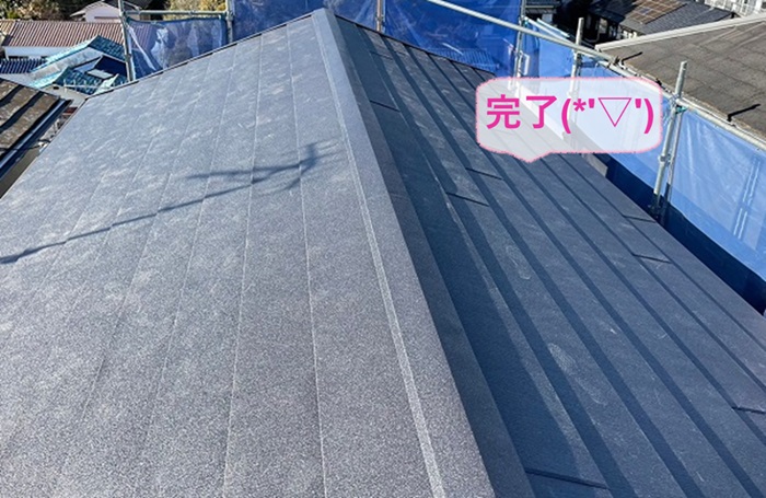 加古川市でノンアスベスト屋根材から金属屋根材に貼り替えが完了した現場の様子