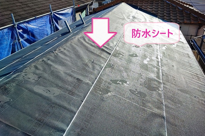加古川市の屋根貼り替えで防水シートを貼っている様子