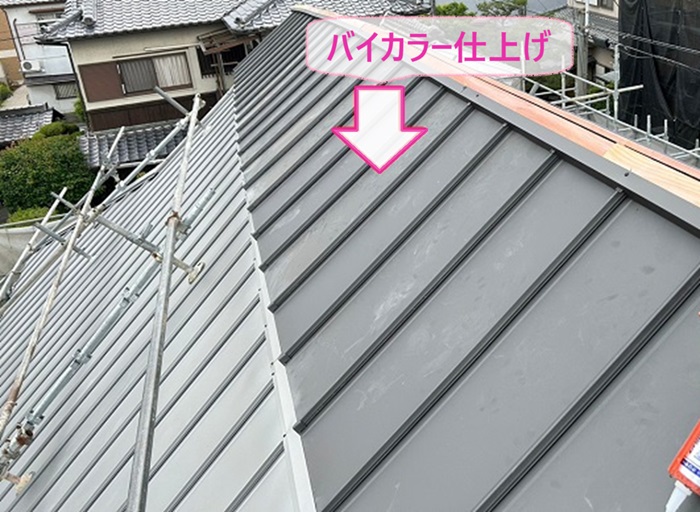 茅葺き屋根のリフォームで色違いの立平を葺いてバイカラーに仕上げている様子