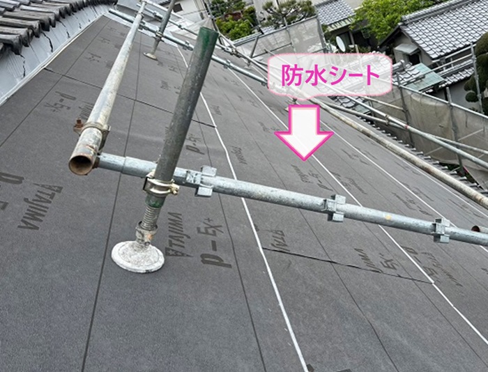 茅葺き屋根のリフォームで防水シートを貼っている様子