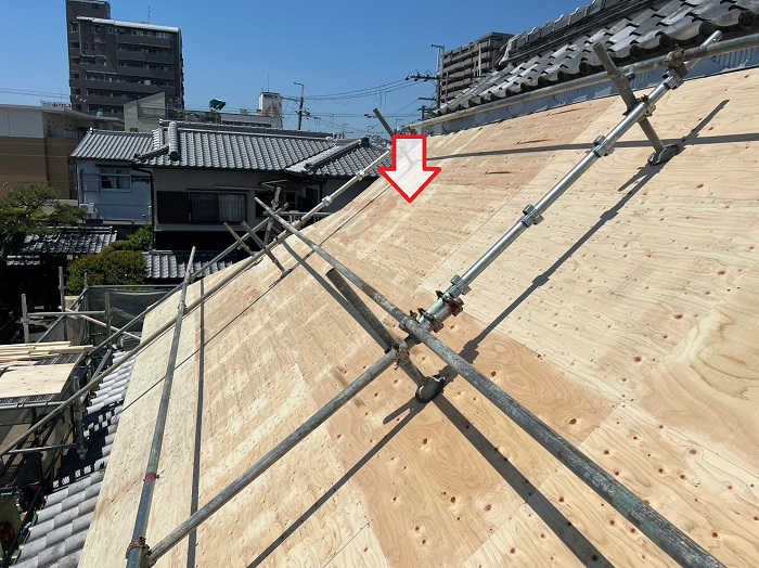 茅葺屋根の鉄板小波の上から下地を新設