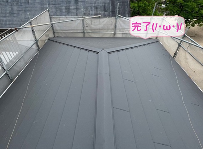 西宮市の屋根の地震対策で高重量な陶器瓦から軽量屋根材へ貼り替えが完了した現場の様子