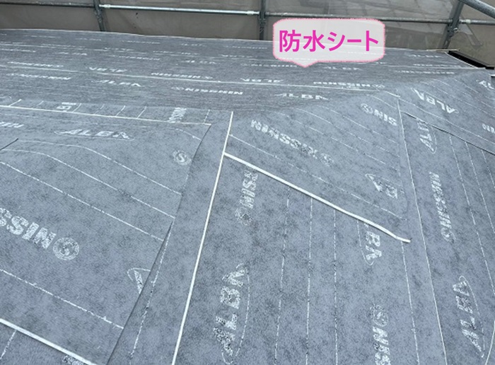 屋根の地震対策で行う陶器瓦の貼り替えでボウイ水シートを貼っている様子