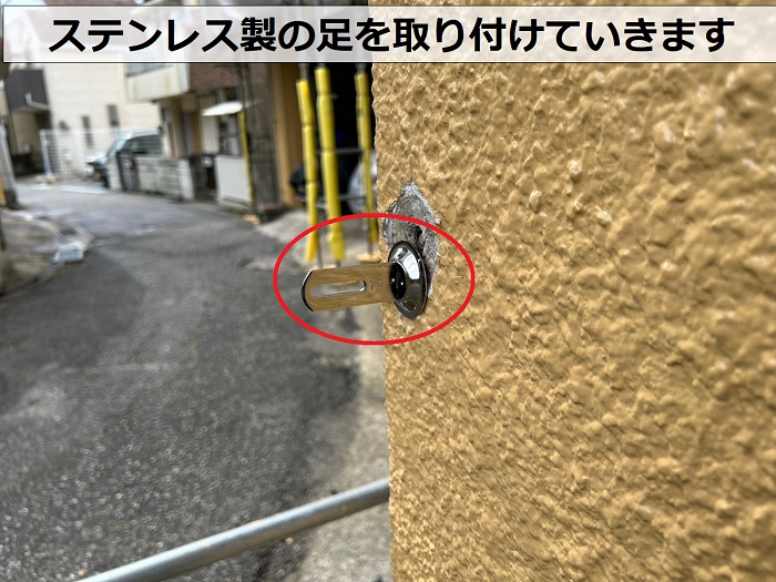 3階建てマンションの竪樋交換でステンレス製の足取り付け