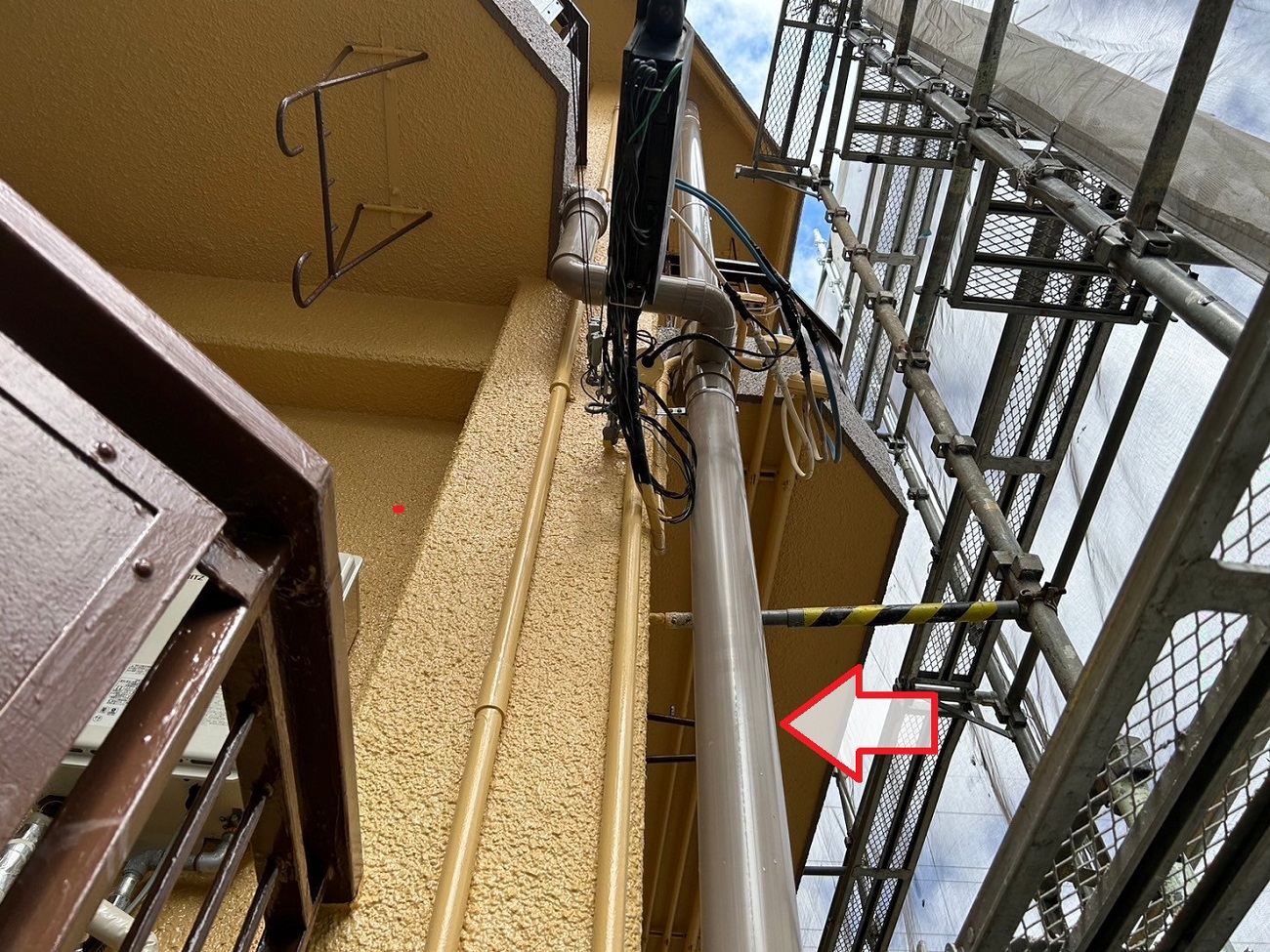 神戸市垂水区で3階建てマンションの老朽化した竪樋を交換した後の様子