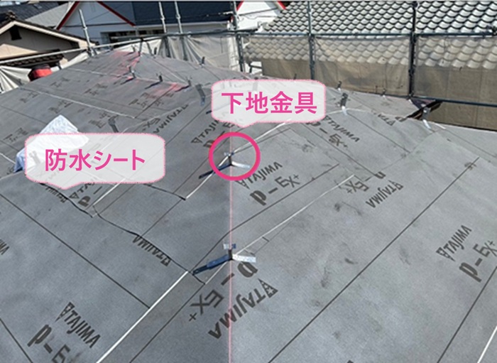 瓦葺き替え工事で防水シートを貼って棟瓦の下地金具を取り付けている様子