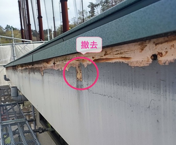テナント建物の大型雨どいリニューアル工事既存の雨樋を撤去している様子