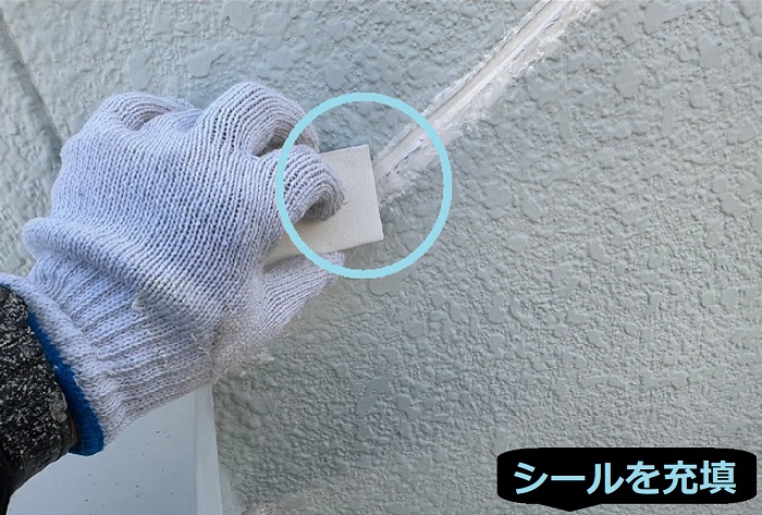 洲本市で外壁補修工事としてモルタル壁の膨れやクラックを修繕する現場でシール充填