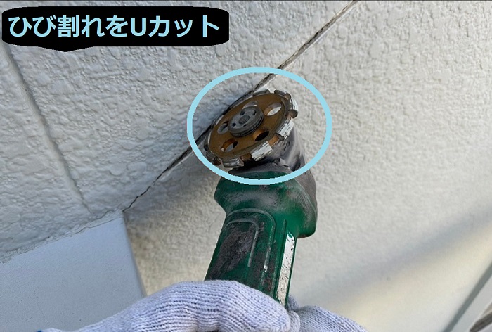 洲本市で外壁補修工事としてモルタル壁の膨れやクラックを修繕する現場でUカット