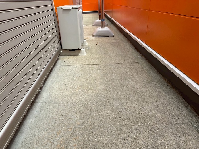 淡路市でウレタン防水通気緩衝工法を用いてベランダ防水の膨れやひび割れを予防する前の様子