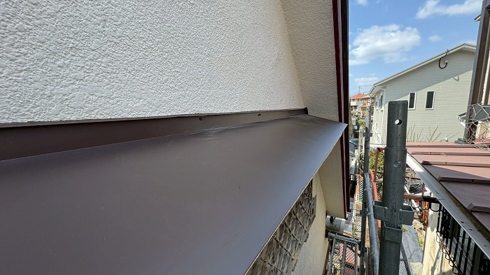 加西市で2階窓上の浮いた庇屋根修理でガルバリウム鋼板をカバーした後の様子