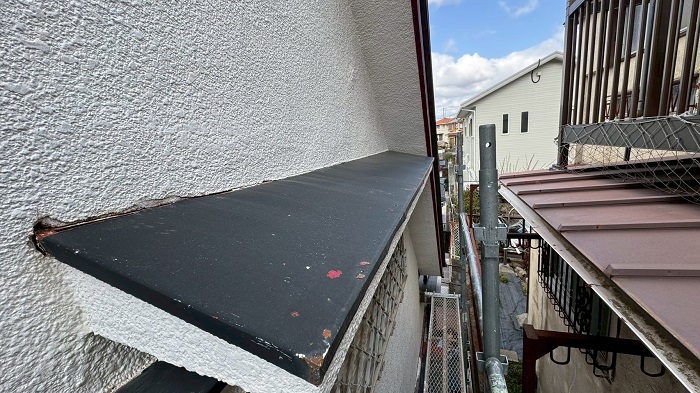 加西市で2階窓上の浮いた庇屋根修理でガルバリウム鋼板をカバーする前の様子