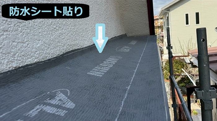 加西市で戸建て2階部分の小庇板金カバーを部分足場有りで施工する現場で防水シート貼り