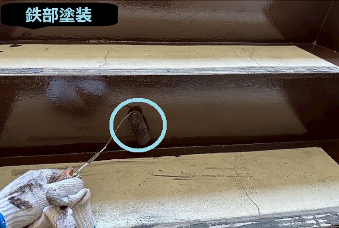 西宮市で集合住宅で階段46段の改修工事を行う現場で鉄部塗装