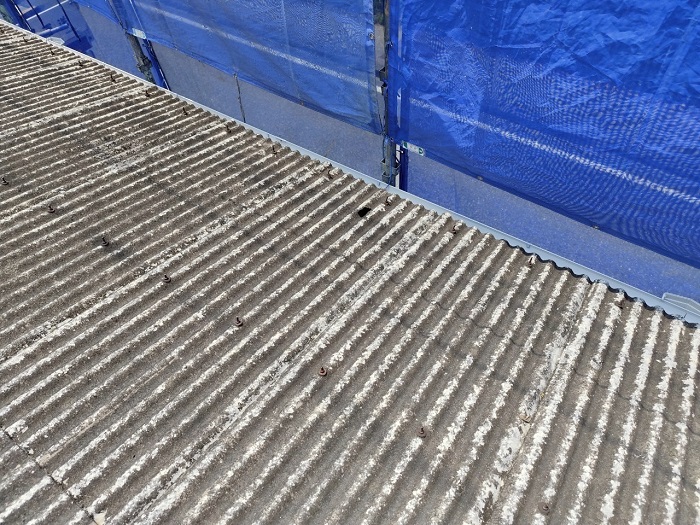 加古郡播磨町で自然災害により穴あきが発生した波型スレート屋根の部分修理を行う前の様子